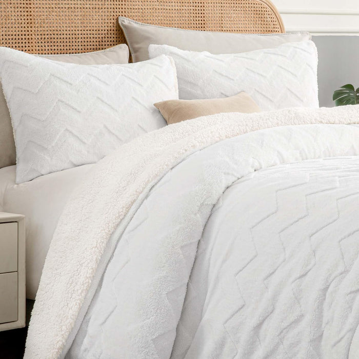 BEDELITE Fluffy Queen Comforter Set - Super Soft Sherpa Navy Comforter for Queen Size Bed, Luxury Warm Bedding Set for Winter, Fuzzy Bed Set 3 Pieces (1 Comforter, 2 Pillowcases)