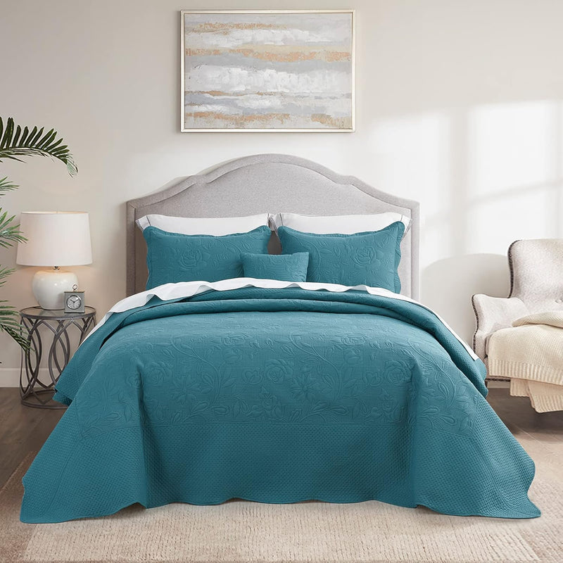 CHIXIN Christmas Oversized Bedspread King Size, Santa Claus Pattern Bedding Quilt, Rustic Lodge Plaid Patchwork Coverlet Set, Lightweight & Soft Microfiber, 3 Piece, King/Cal King
