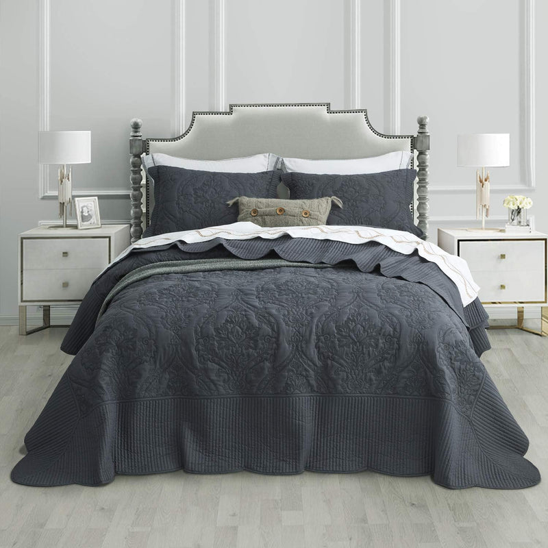CHIXIN Christmas Oversized Bedspread King Size, Santa Claus Pattern Bedding Quilt, Rustic Lodge Plaid Patchwork Coverlet Set, Lightweight & Soft Microfiber, 3 Piece, King/Cal King