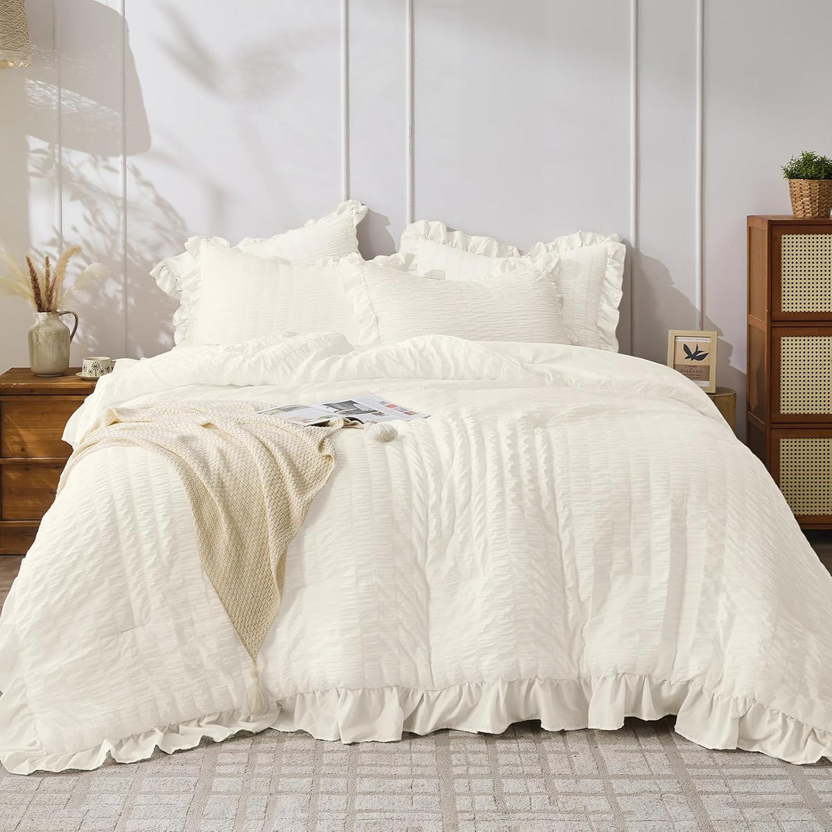JOLLYVOGUE White Queen Comforter Set, 3 Pieces Ruffle Seersucker Comforter Queen Size, All Season Lightweight Fluffy Shabby Chic Bed Set for Girls Women Teens Gift Choice