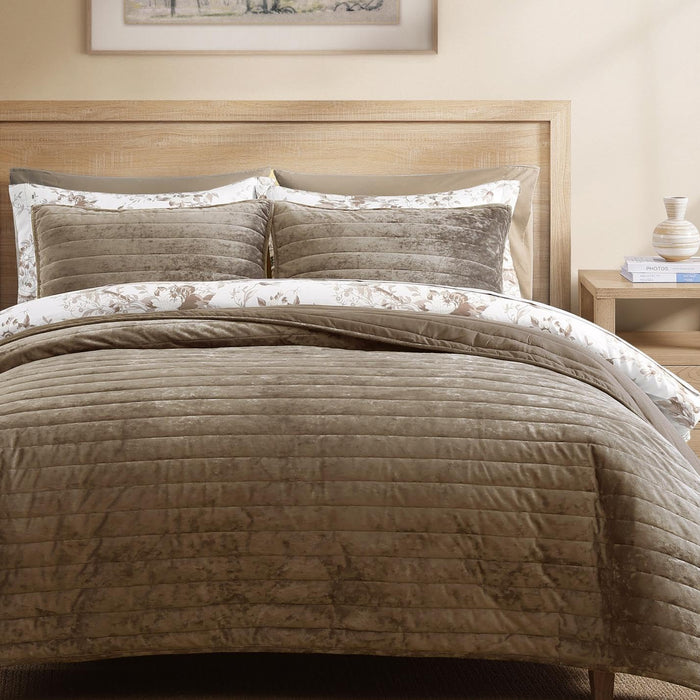 WRENSONGE Queen Quilt-3 Pieces Lightweight Bedspreads Olive Green Queen Size Quilt Bedding Set for All Seasons, Soft Summer Coverlet with 2 Pillow Shams Suitable for Bed & Couch