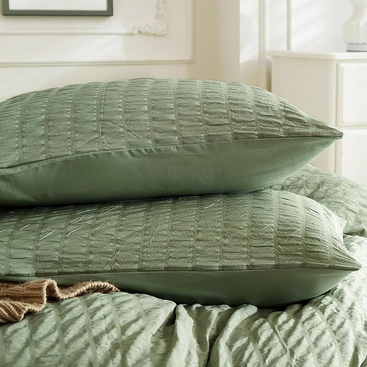 JELLYMONI Seersucker Standard Pillowcase Set, 2 Pack White Breathable Pillow Covers with Envelope Closure, Textured Polyester Bed Pillow Covers for Stylish Bedding (Pillows are not Included)