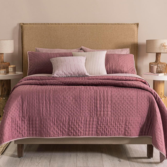 Vianney King Comforter Set – Novo Blush Reversible Quilt 110x93 Inches with 2 King Pillow Shams, Soft Lightweight All-Season Bedding in Blush and Pale Pink