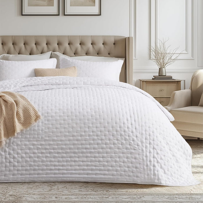 Bedsure King Quilt - Ultra Soft Quilt Bedding, Lightweight King Size Comforter, White Bedspread Coverlet for Modern Bedroom Decor, 106x96 Inch