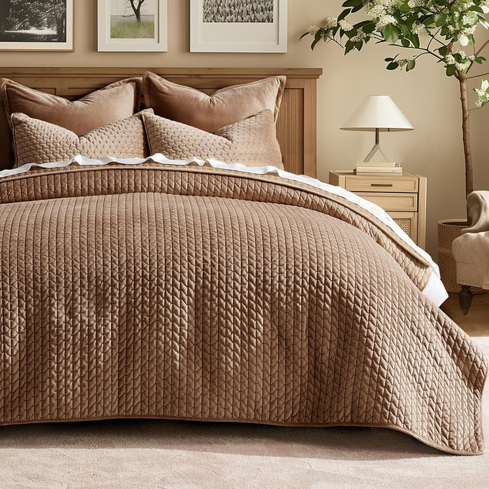 EVERGRACE Luxury Velvet Quilt Set King Size 3 Piece, Soft Cross-Stitch Velvet Comforter Set with Pillow Shams, Lightweight Coverlet Bedspread Bedding Set for All Seasons, Light Taupe