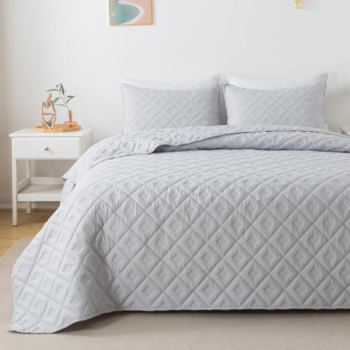 HIARUO 3-Piece Queen Quilt Set - Soft Warm Ultrasonic Reversible Pleated Ruffled Coverlet Bedspread Set (90 x 90 Inch) with 2 Pillow Sham (20 x 26 Inch), White