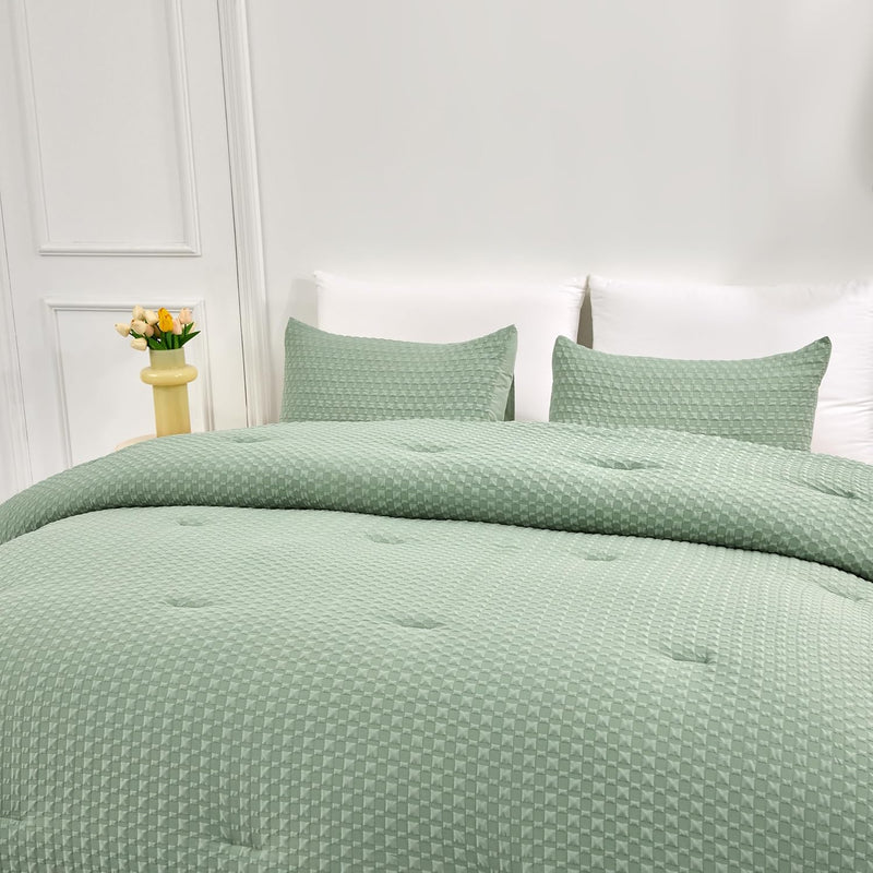 3-Piece Comforter Set – Checkered Seersucker comforters Quilt Set with Microfiber Fill – Includes 1 Comforter & 2 Pillowcases – Lightweight, Soft & Wrinkle-Resistant (Green, Queen)