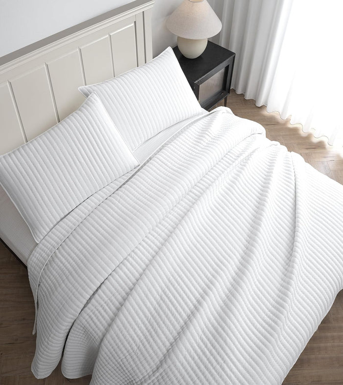 Petrichor White Quilt King Size Bedspread-Pre-Washed Lightweight for All Seasons,Ultra Soft & Breathable Comforter,Machine Washable,3-Piece Set:1Quilt(106" x96”) and 2 Pillow Shams(20"x36")