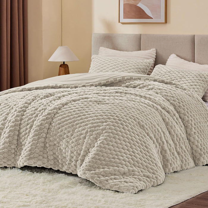 BEDELITE Fluffy Queen Comforter Set - Black Fleece Soft Comforter for Queen Size Bed, Luxury Warm Bedding Set for Winter, Fuzzy Bed Set 3 Pieces (1 Comforter, 2 Pillowcases)