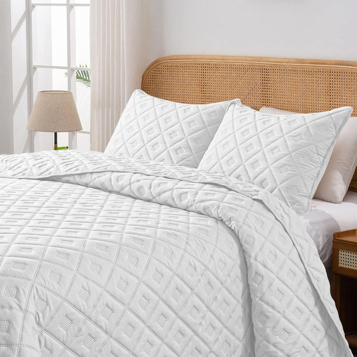 HIARUO 3-Piece Queen Quilt Set - Soft Warm Ultrasonic Reversible Pleated Ruffled Coverlet Bedspread Set (90 x 90 Inch) with 2 Pillow Sham (20 x 26 Inch), White