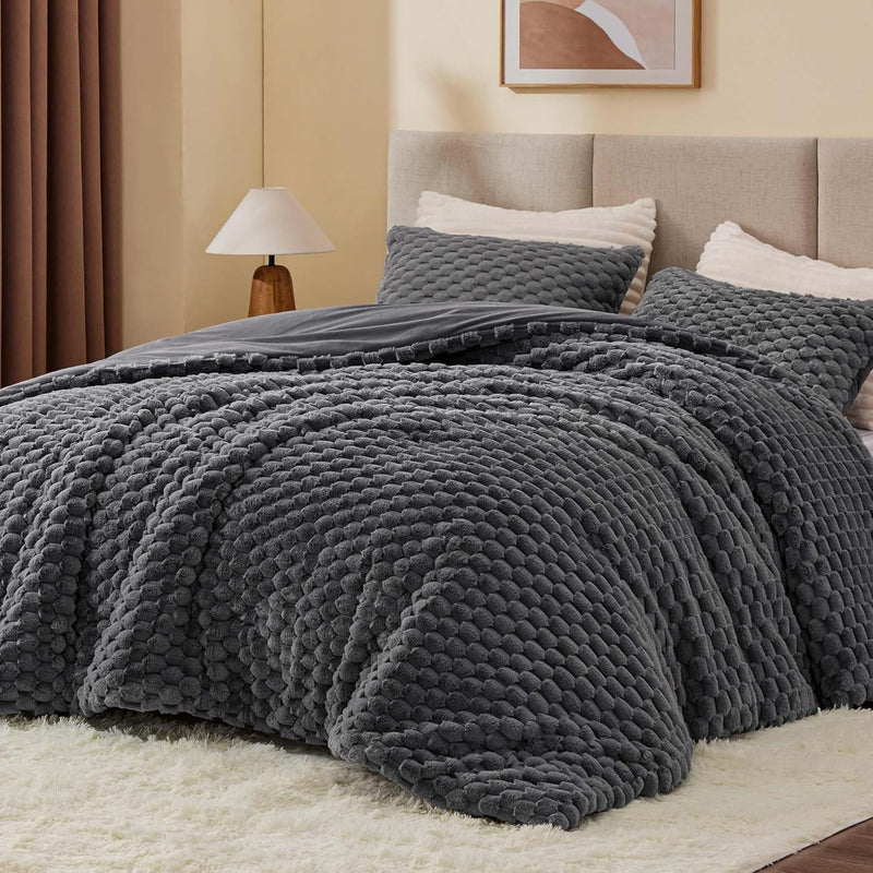 BEDELITE Fluffy Queen Comforter Set - Black Fleece Soft Comforter for Queen Size Bed, Luxury Warm Bedding Set for Winter, Fuzzy Bed Set 3 Pieces (1 Comforter, 2 Pillowcases)
