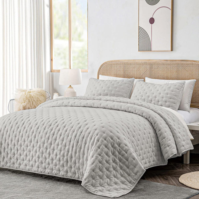 HIARUO 3-Piece Queen Quilt Set - Soft Warm Ultrasonic Reversible Pleated Ruffled Coverlet Bedspread Set (90 x 90 Inch) with 2 Pillow Sham (20 x 26 Inch), White