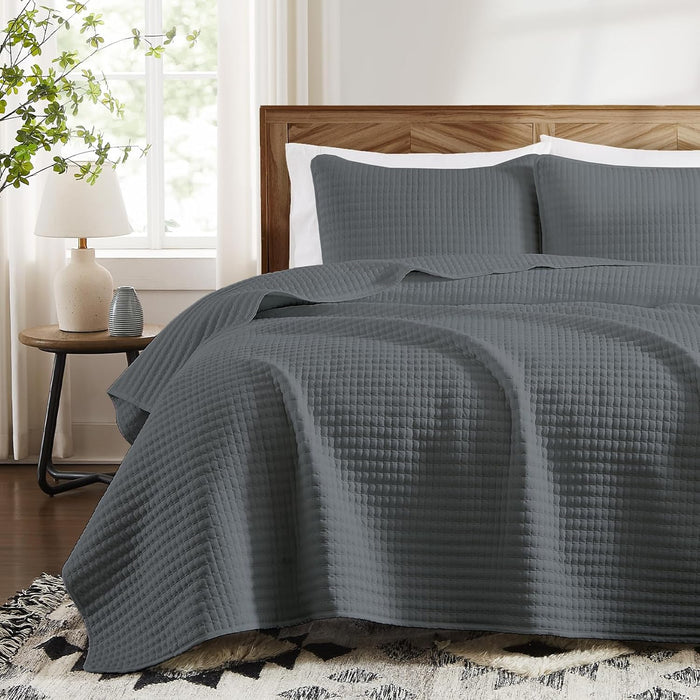 WRENSONGE Queen Quilt-3 Pieces Lightweight Bedspreads Olive Green Queen Size Quilt Bedding Set for All Seasons, Soft Summer Coverlet with 2 Pillow Shams Suitable for Bed & Couch