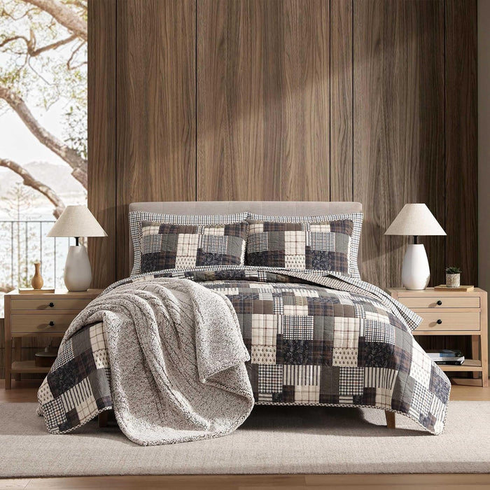 Eddie Bauer - Queen Quilt Set, Reversible Cotton Bedding with Matching Shams, Lightweight Home Decor for All Seasons (Eastmont Navy, Queen)