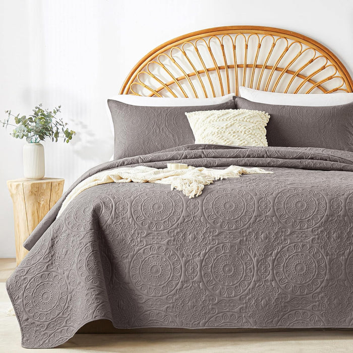 WURUIBO Olive Green Quilt Set King/Cal King Size, Embossing Microfiber Bedspreads with Pillow Sham, Ligthweight Breathable Thin Coverlet, Reversible Bedding Set for All Season (1 Quilt,2 Pillow Shams)