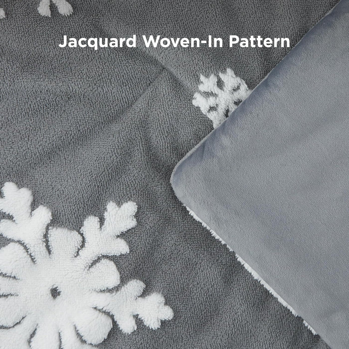 Bedsure Fluffy Christmas Comforter Set King - Christmas Bedding with White Snowflake, Warm Fleece Bed Sets for Winter, 3 Pieces, 1 Soft Plush Shaggy Comforter with 2 Pillowcases