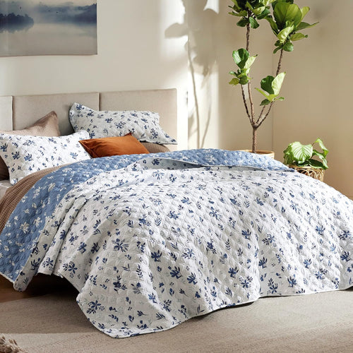 Bedsure Christmas Quilt Queen Size - Red Quilts for Queen Size Bed, Multicolor Patchwork Printed Pattern Christmas Bedding, Soft Lightweight Coverlet Bedspread (90"x96")