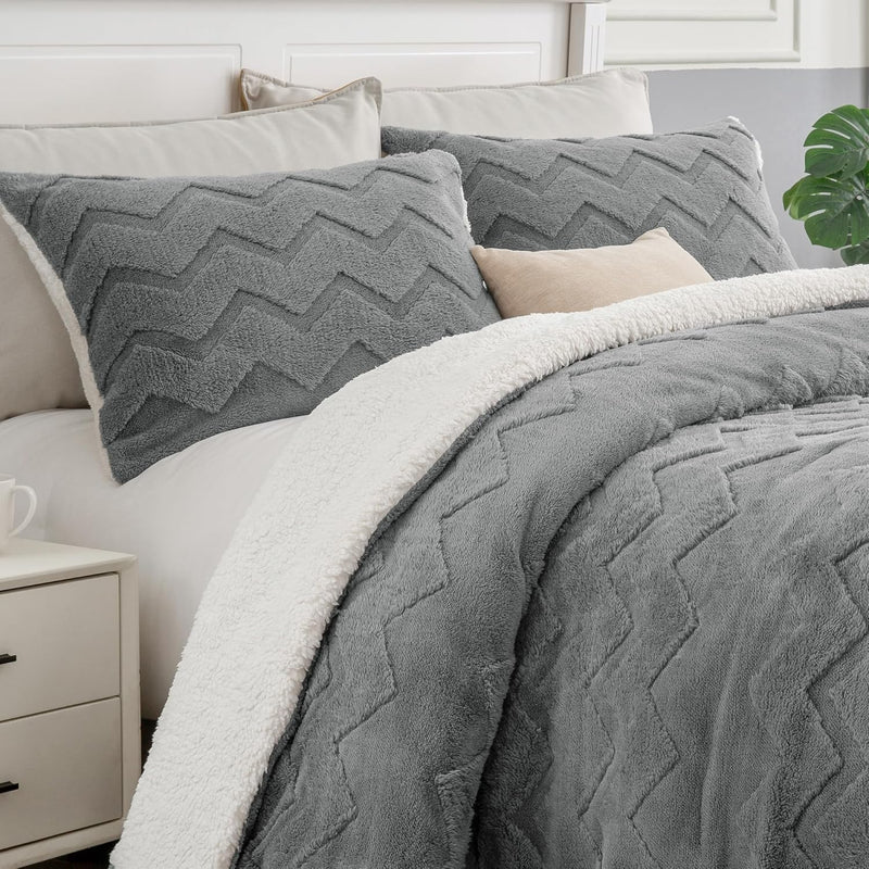 BEDELITE Fluffy Queen Comforter Set - Super Soft Sherpa Navy Comforter for Queen Size Bed, Luxury Warm Bedding Set for Winter, Fuzzy Bed Set 3 Pieces (1 Comforter, 2 Pillowcases)