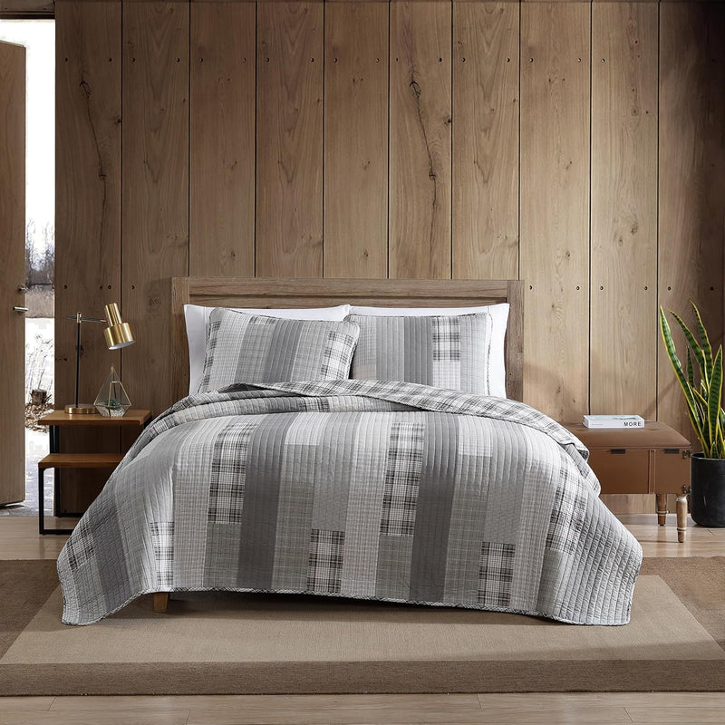Eddie Bauer - Queen Quilt Set, Reversible Cotton Bedding with Matching Shams, Lightweight Home Decor for All Seasons (Eastmont Navy, Queen)