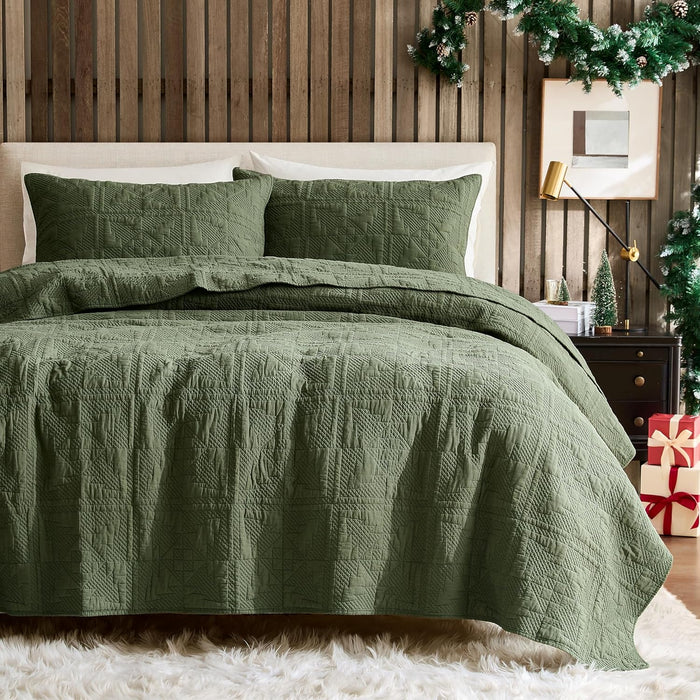 WDCOZY Red Christmas Oversized California King Size Quilt Bedding Sets with Pillow Shams, Cal King Soft Lightweight Bedspread Coverlet, 3 Pieces, 118x106 inches